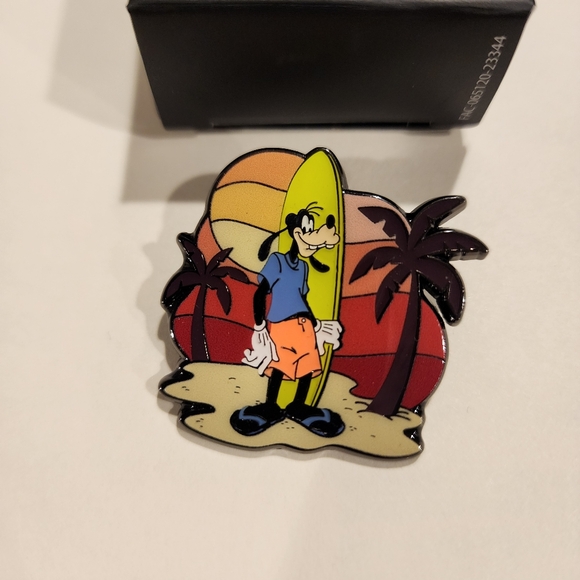Loungefly Disney Mickey Mouse & Friends Goofy Sunset Beach Blind Box Pin Opened - Picture 5 of 11